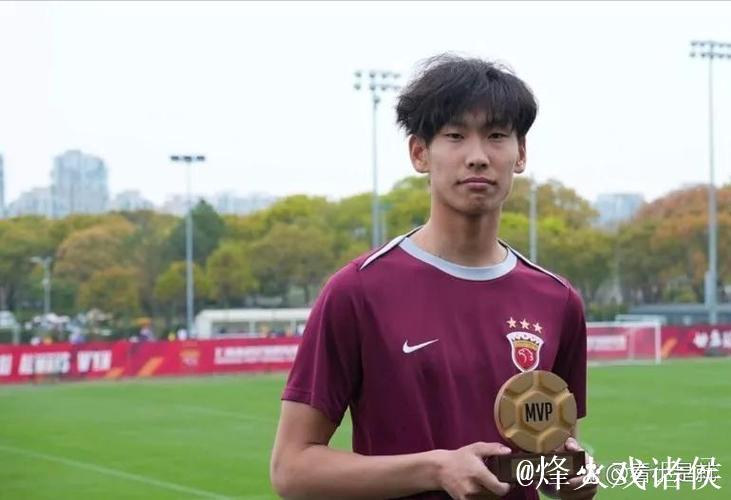 李新翔生日归队老东家引发球迷热潮，离开上港引关注